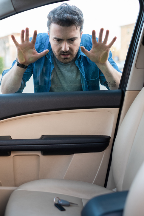 Desperate driver after forgetting key in his car